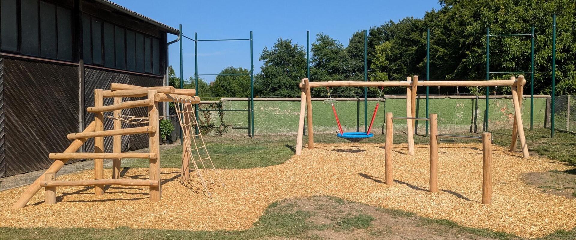Neuer Spielplatz vom TÜV abgenommen