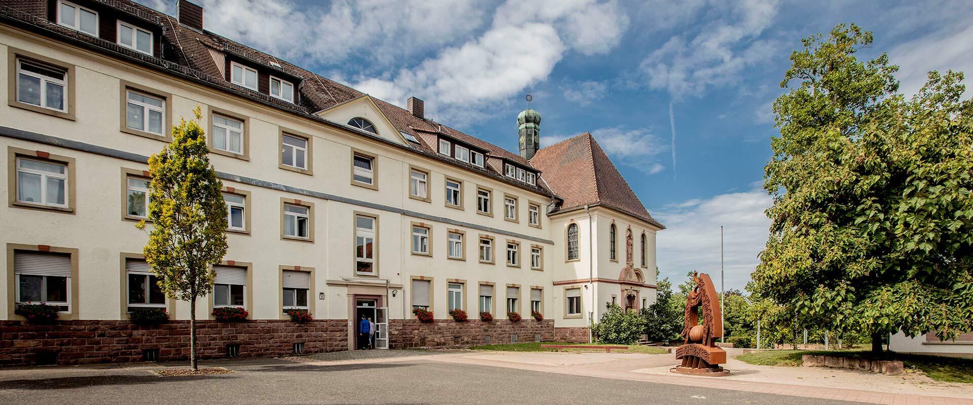 Das St. Augustinusheim in Ettlingen bietet stationäre Hilfe zur Erziehung sowie schulische und berufliche Bildung für männliche Jugendliche ab 12 Jahren an