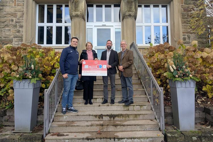 Bardusch übergibt Spende an das St. Augustinusheim